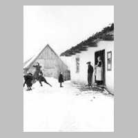 112-0012 Schneeballschlacht vor dem Haus Persian mit Mutter Elma und den Kindern. Oma Lange schaut zu.jpg